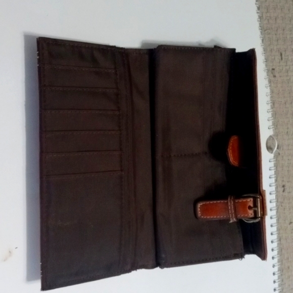 I am selling a wallet that I received as a gift. - Picture 3 of 4